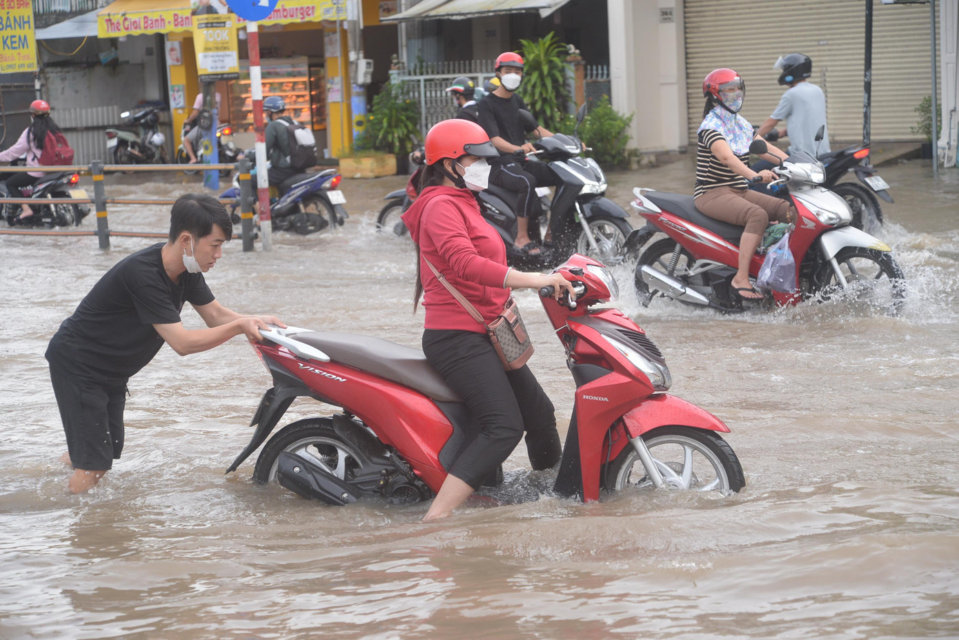 Sau khi đạt đỉnh, triều cường sẽ xuống thấp dần nhưng vẫn ở mức cao trên báo động III (2m) cho đến ngày 15/10.