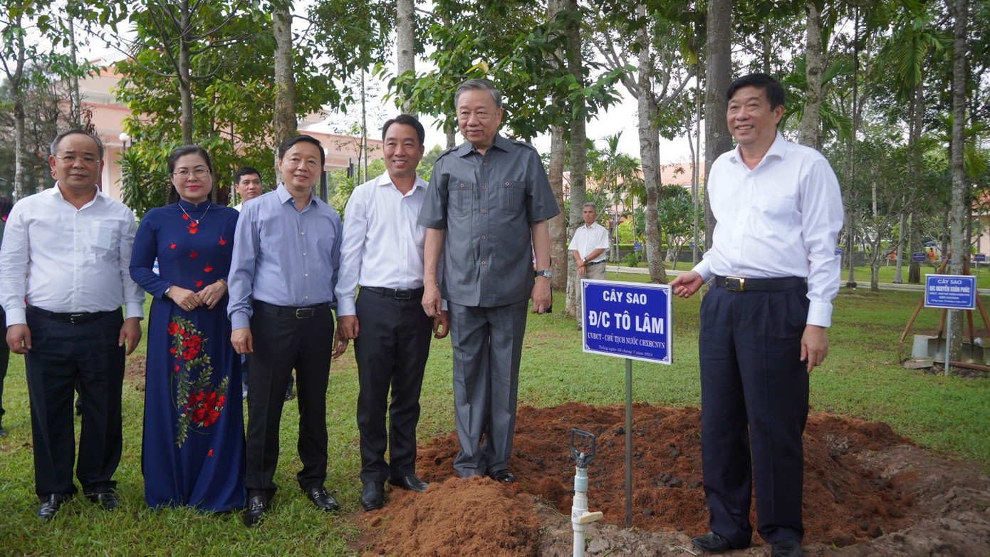 Chủ tịch nước Tô Lâm trồng cây tại Khu tưởng niệm Chủ tịch Hội đồng Bộ trưởng Phạm Hùng.