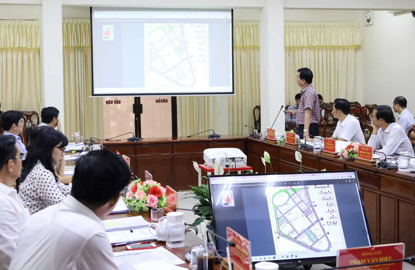 Đại diện Ban Quản lý dự án Đầu tư xây dựng thành phố Cần Thơ báo cáo về dự án tại cuộc họp chiều 24/4.