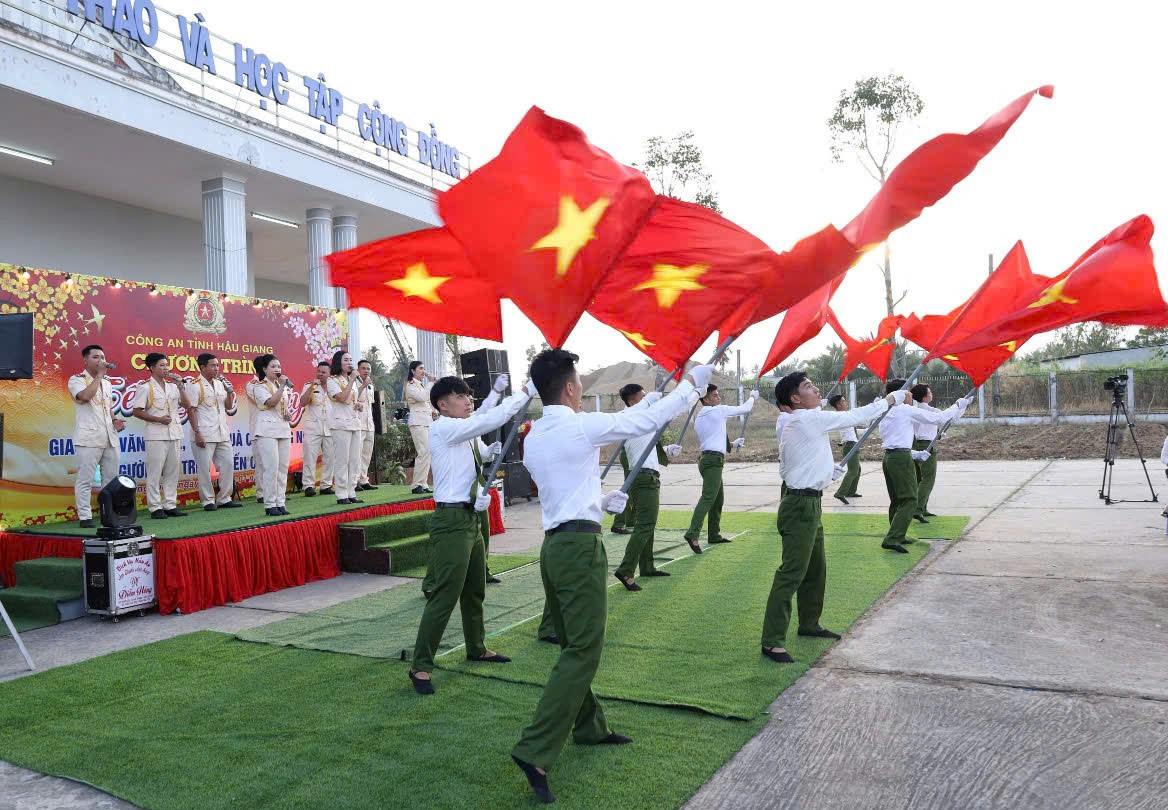 Các tiết mục văn nghệ với những bài ca hào hùng ca ngợi Đảng, Bác Hồ, truyền thống Công an nhân dân và phong trào lao động sản xuất của công nhân và nhân dân...