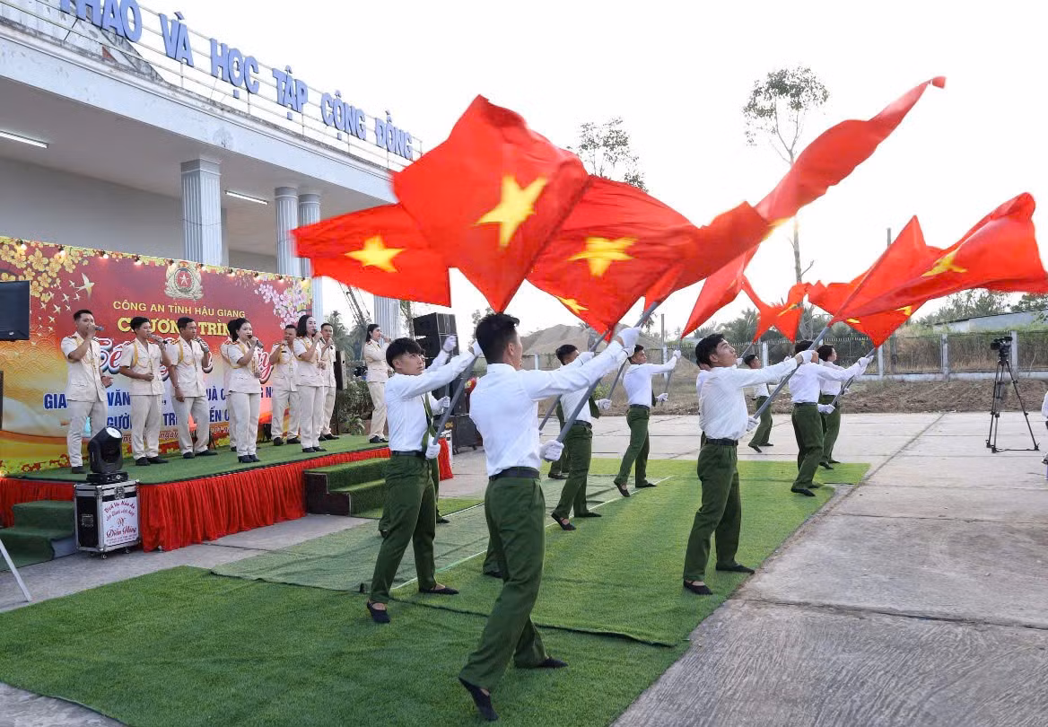Các tiết mục văn nghệ với những bài ca hào hùng ca ngợi Đảng, Bác Hồ, truyền thống Công an nhân dân và phong trào lao động sản xuất của công nhân và nhân dân... Các tiết mục văn nghệ với những bài ca hào hùng ca ngợi Đảng, Bác Hồ, truyền thống Công an nhân dân và phong trào lao động sản xuất của công nhân và nhân dân...