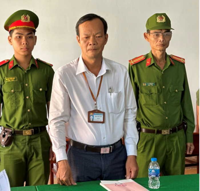 Cơ quan công an tống đạt quyết định tố tụng đối với bị can Bạch Việt Mến. Ảnh: CACC Cơ quan công an tống đạt quyết định tố tụng đối với bị can Bạch Việt Mến. Ảnh: CACC