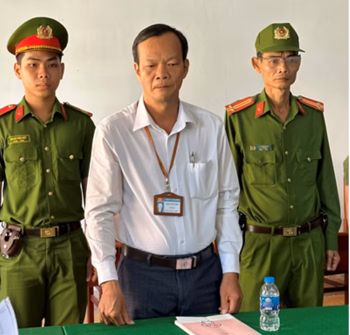 Cơ quan công an tống đạt quyết định tố tụng đối với bị can Bạch Việt Mến. Ảnh: CACC