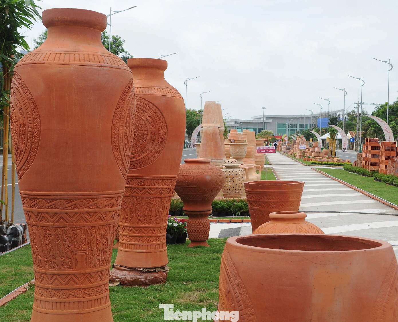 Bà Nguyễn Thị Quyên Thanh - Phó Chủ tịch UBND tỉnh Vĩnh Long cho biết dòng phù sa tụ tại Vĩnh Long đã đem đến cho vùng đất và người dân nơi này những mỏ đất sét quý giá, tạo thành nghề sản xuất gạch gốm đã có trên 100 năm.