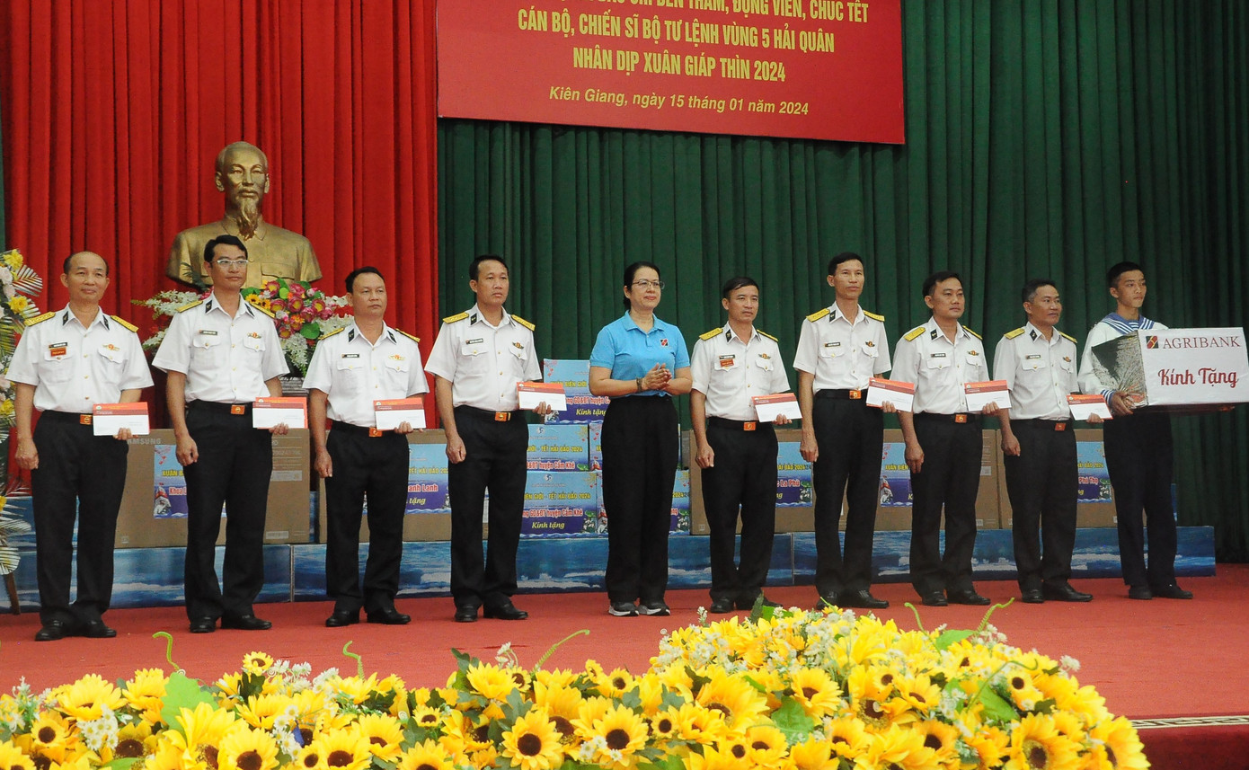 Đại biểu tặng quà các đơn vị thuộc Vùng 5 Hải quân tại Phú Quốc. Đại biểu tặng quà các đơn vị thuộc Vùng 5 Hải quân tại Phú Quốc.