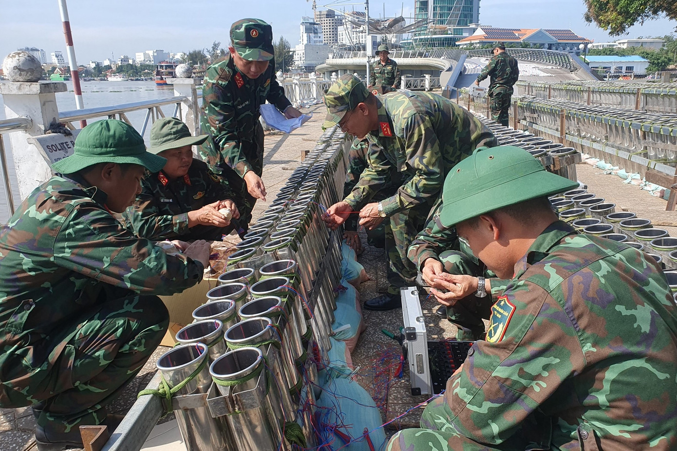 Phương pháp bắn là bắn bán tự động (sử dụng bộ điểm hỏa L100S).