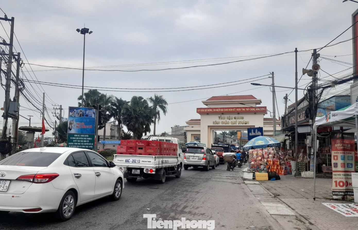Điểm giao quốc lộ 1 với quốc lộ 61, cửa ngõ vào Hậu Giang. Phía sau cổng chào là khu chợ Cái Tắc, đường nhỏ hẹp nên ùn ứ lâu hơn. Điểm giao quốc lộ 1 với quốc lộ 61, cửa ngõ vào Hậu Giang. Phía sau cổng chào là khu chợ Cái Tắc, đường nhỏ hẹp nên ùn ứ lâu hơn.