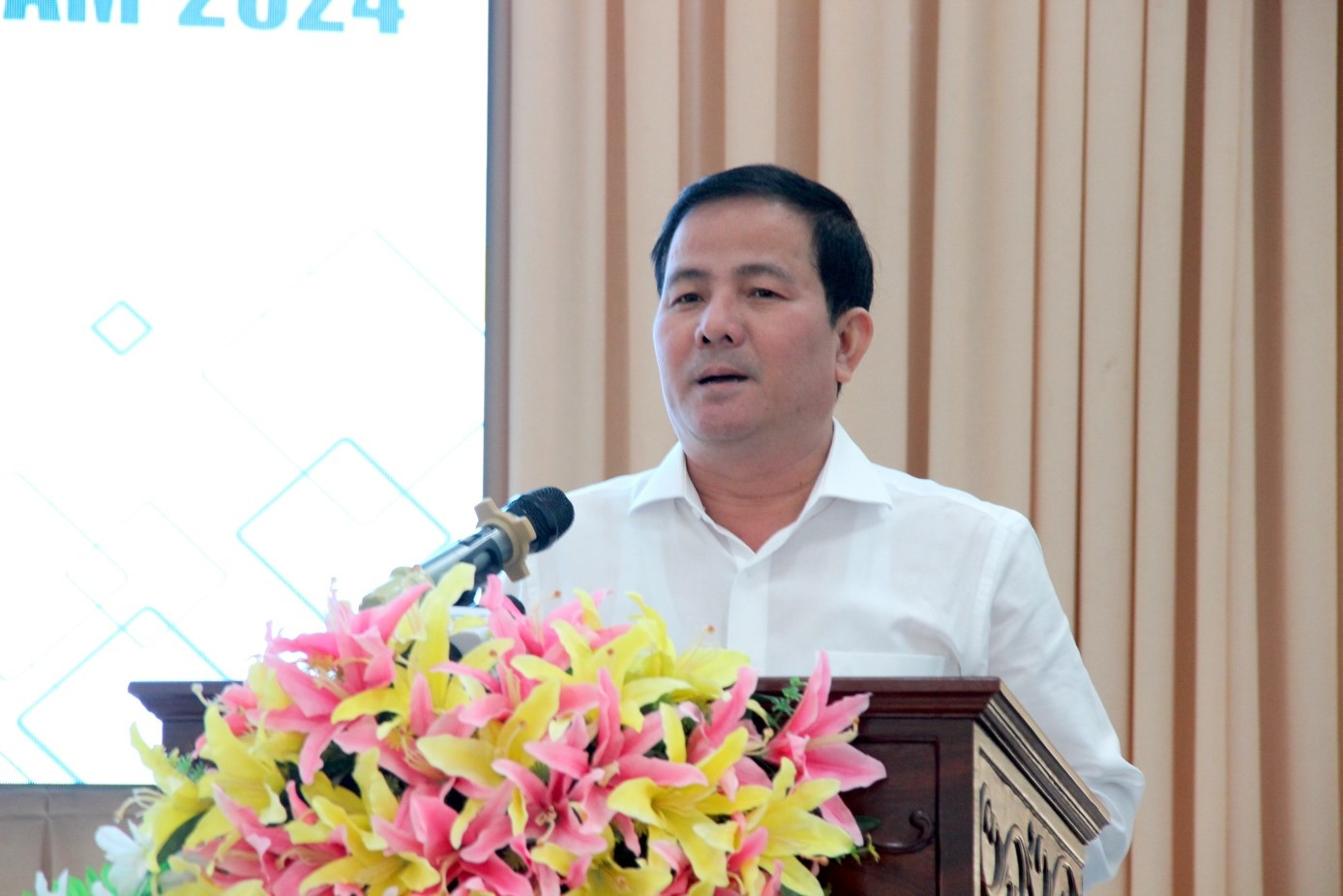 Ông Trần Văn Huyến - Phó Bí thư Thường trực Tỉnh ủy, Chủ tịch HĐND tỉnh Hậu Giang phát biểu tại hội nghị. Ông Trần Văn Huyến - Phó Bí thư Thường trực Tỉnh ủy, Chủ tịch HĐND tỉnh Hậu Giang phát biểu tại hội nghị.