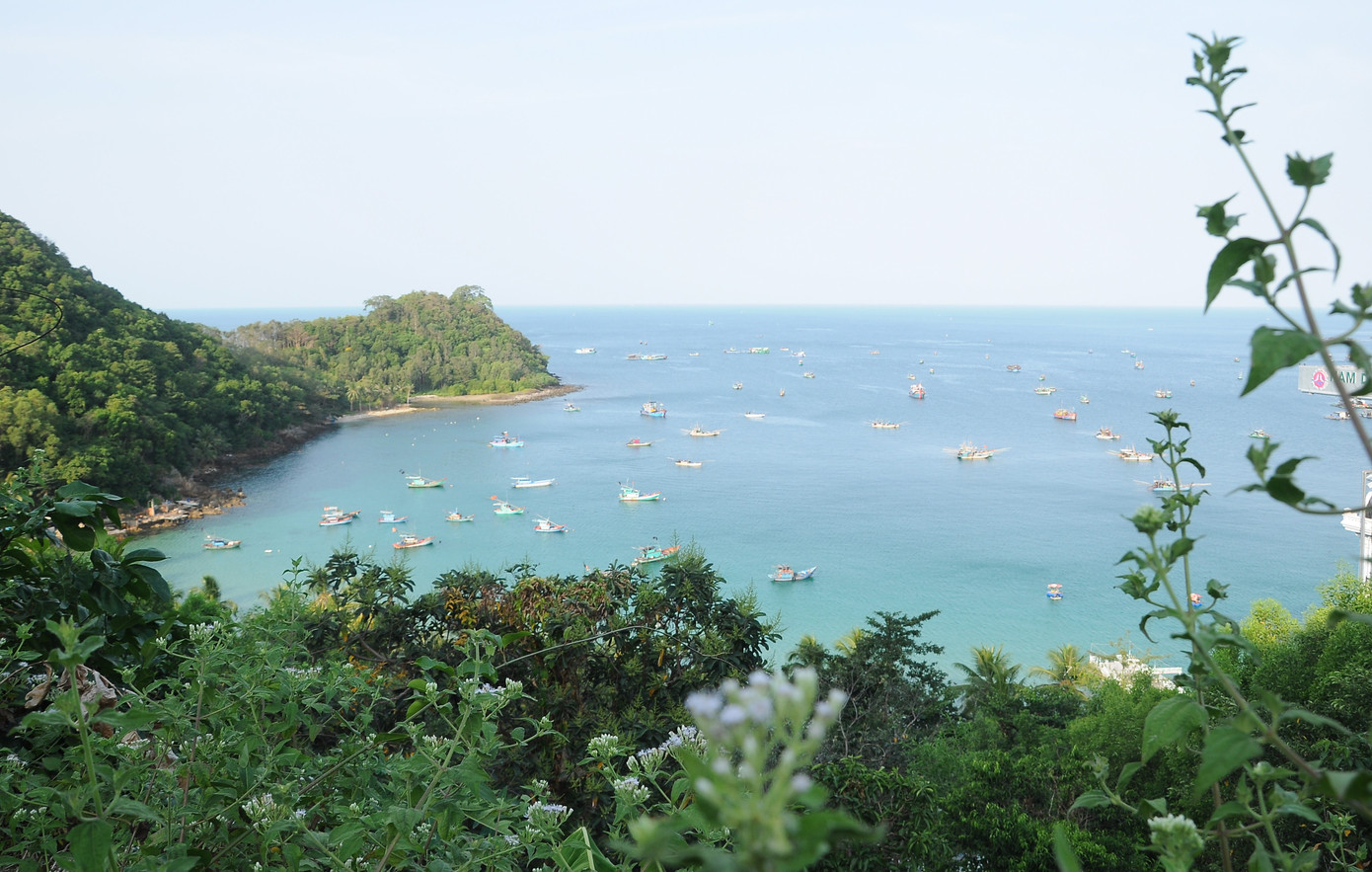 Quần đảo Nam Du (điểm đến thứ 4 trên hải trình của đoàn công tác) thuộc huyện Kiên Hải, tỉnh Kiên Giang, cách thành phố Rạch Giá khoảng 100km. Quần đảo gồm 21 hòn đảo lớn, nhỏ, trong đó 11 đảo có cư dân sinh sống với hai đơn vị hành chính cấp xã là xã An Sơn và xã Nam Du, có tổng diện tích khoảng hơn 10km2. Nam Du được ví như là vịnh Hạ Long trên vùng biển Tây Nam. Quần đảo Nam Du (điểm đến thứ 4 trên hải trình của đoàn công tác) thuộc huyện Kiên Hải, tỉnh Kiên Giang, cách thành phố Rạch Giá khoảng 100km. Quần đảo gồm 21 hòn đảo lớn, nhỏ, trong đó 11 đảo có cư dân sinh sống với hai đơn vị hành chính cấp xã là xã An Sơn và xã Nam Du, có tổng diện tích khoảng hơn 10km2. Nam Du được ví như là vịnh Hạ Long trên vùng biển Tây Nam.