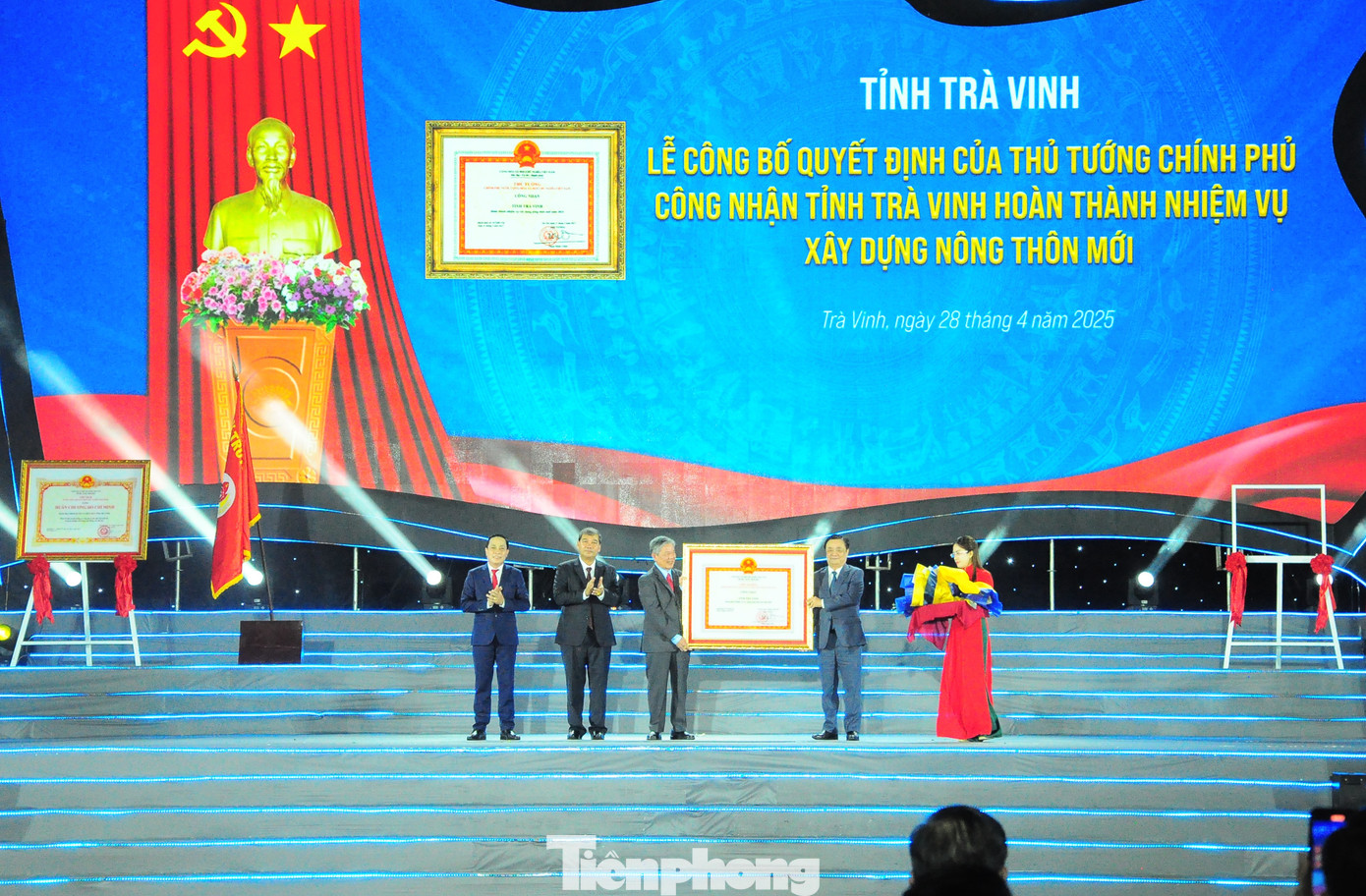 Phó Chủ tịch Quốc hội Lê Minh Hoan trao Quyết định của Thủ tướng Chính phủ công nhận tỉnh Trà Vinh hoàn thành xây dựng nông thôn mới. Phó Chủ tịch Quốc hội Lê Minh Hoan trao Quyết định của Thủ tướng Chính phủ công nhận tỉnh Trà Vinh hoàn thành xây dựng nông thôn mới.