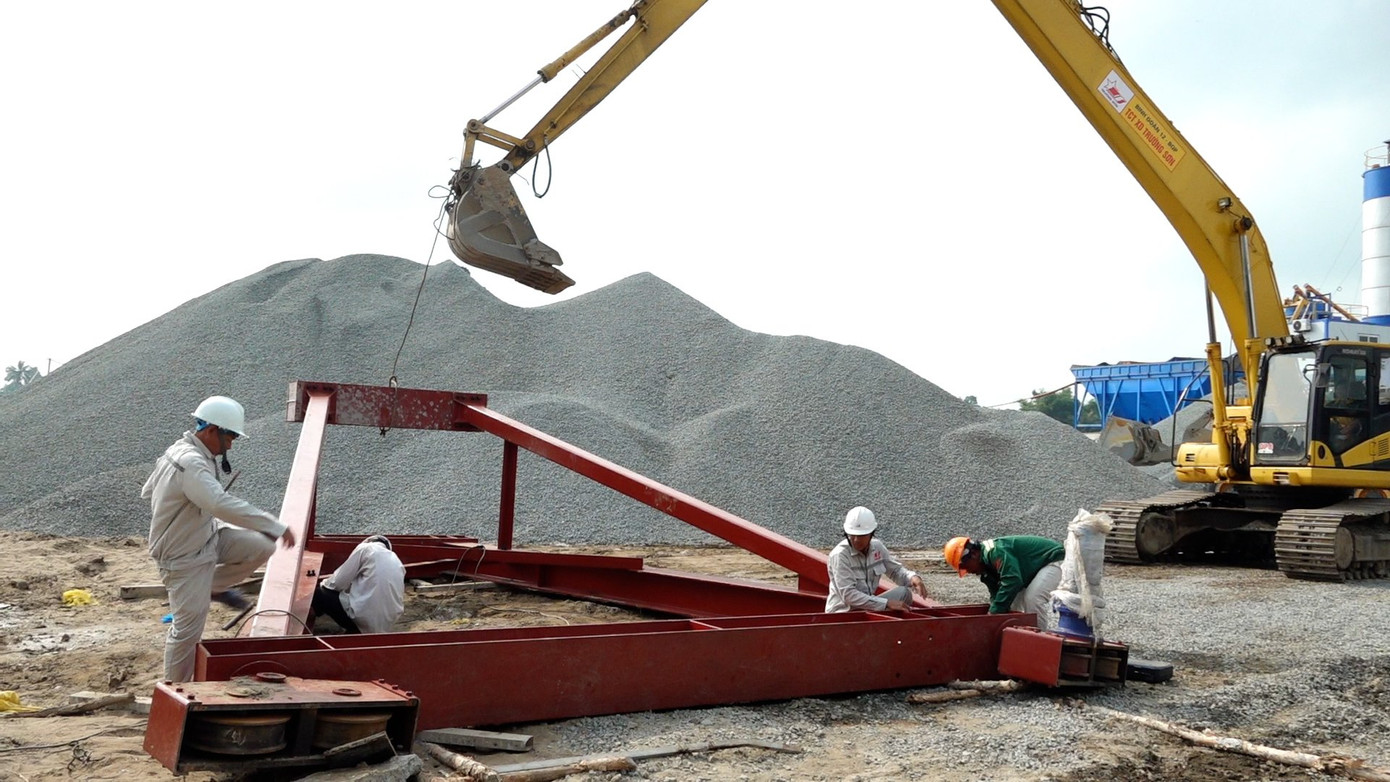 Thi công trong những ngày Tết trên công trường dự án đoạn qua Hậu Giang.