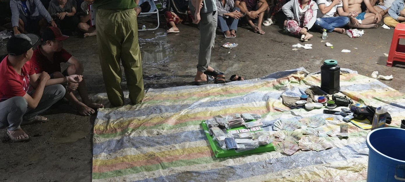 Điểm cờ bạc được tổ chức chuyên nghiệp, lối ra vào là một đường độc đạo dài gần 1km, vừa một xe mô tô di chuyển và luôn có người cảnh giới. Ảnh: T.P