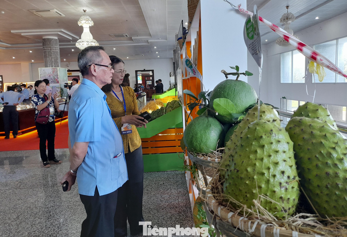 Đại biểu tham quan các hoạt động trưng bày sản phẩm độc đáo của địa phương bên lề hội nghị.