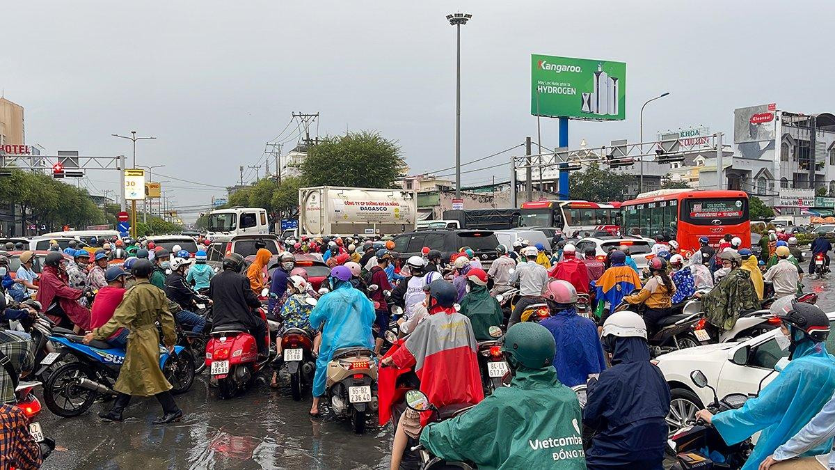 Để tránh đường 30/4 bị ngập, người dân kéo nhau qua đường 3/2 khiến nơi đây giao thông ùn tắc.