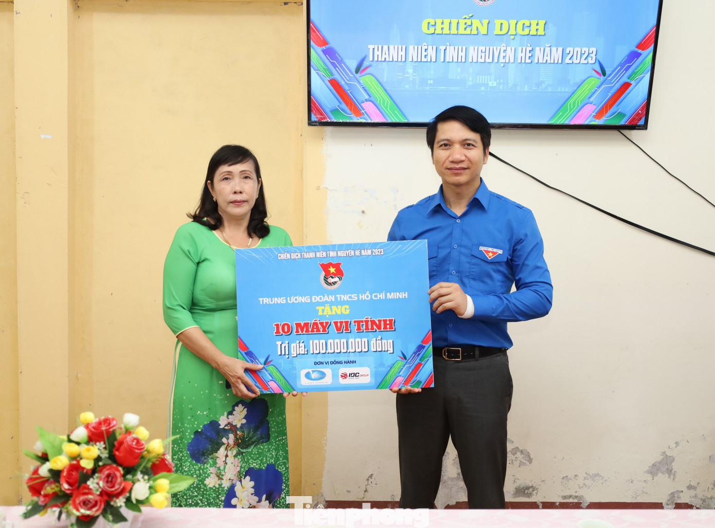 Bí thư Thường trực T.Ư Đoàn Nguyễn Ngọc Lương tặng 10 máy tính cho Trường Tiểu học Phú Hưng A, xã Phú Hưng, huyện Cái Nước.