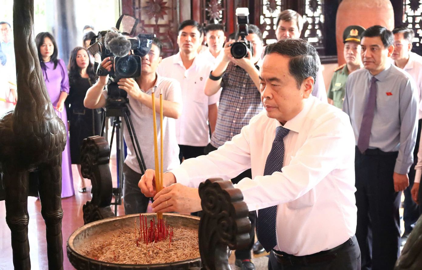 Chủ tịch Quốc hội dâng hương tại Khu lưu niệm Chủ tịch Hội đồng Bộ trưởng Phạm Hùng. Chủ tịch Quốc hội dâng hương tại Khu lưu niệm Chủ tịch Hội đồng Bộ trưởng Phạm Hùng.