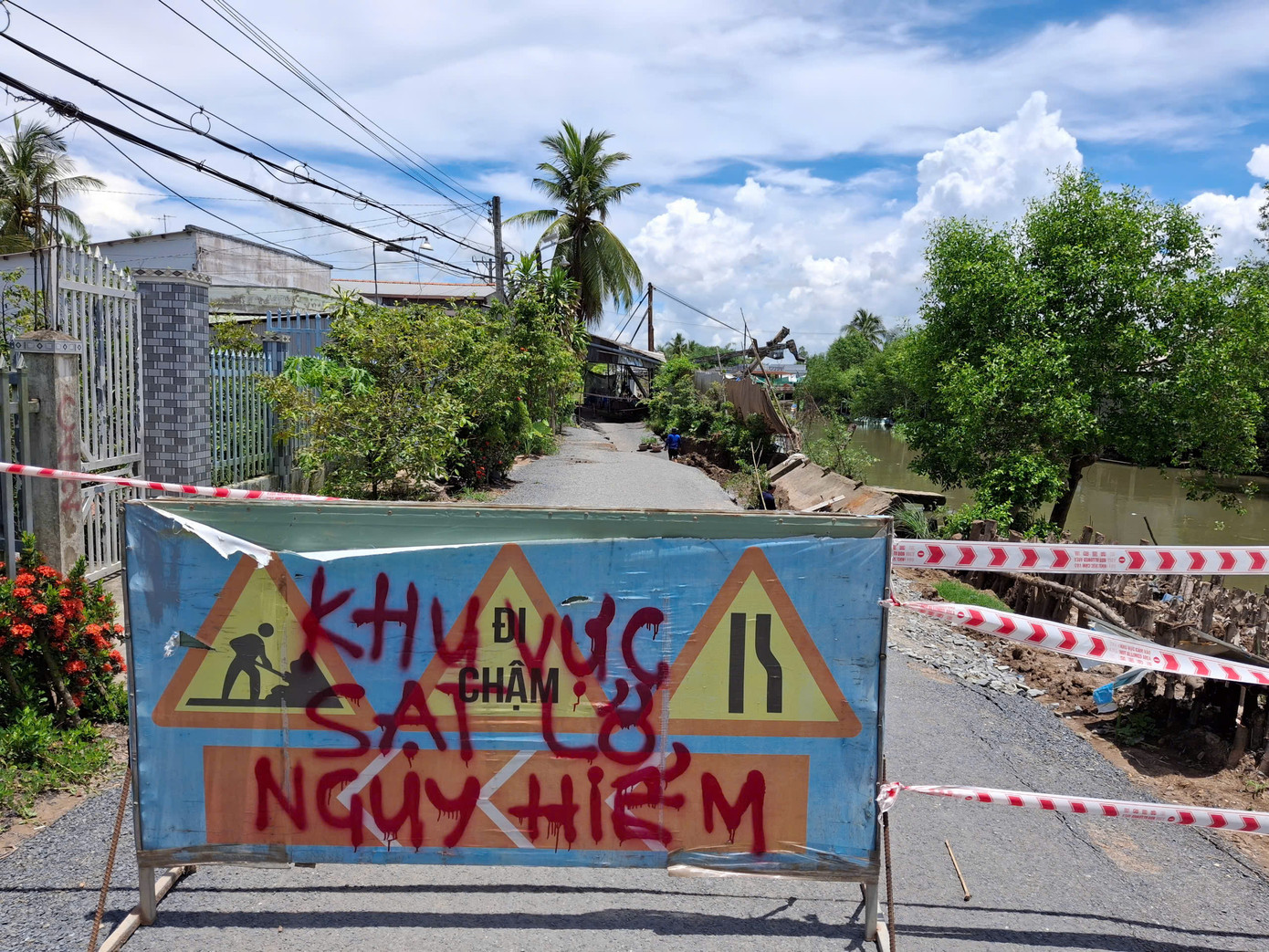 Lãnh đạo phường Long Hưng cho biết, trước mắt sẽ làm đường tạm cho xe hai bánh lưu thông.