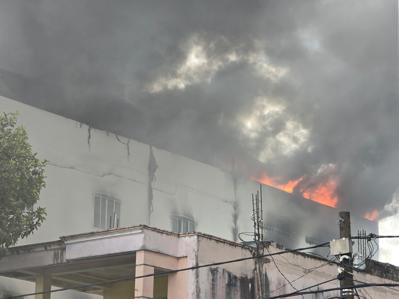 Lửa từ tầng trệt lan lên hai tầng trên.