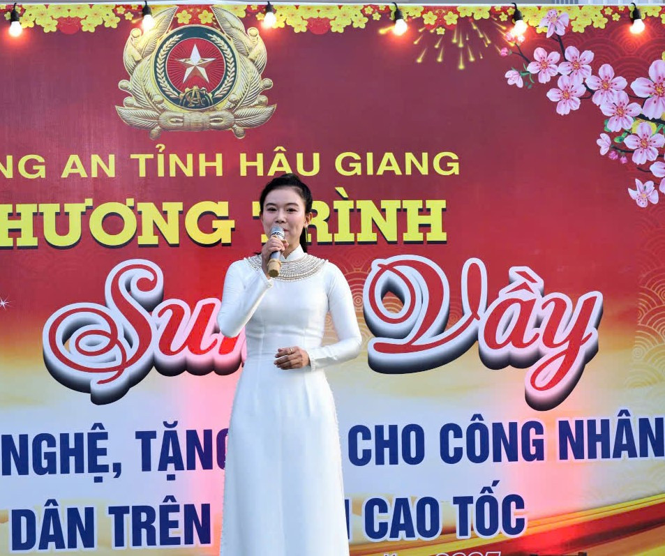 Các tiết mục văn nghệ với những bài ca hào hùng ca ngợi Đảng, Bác Hồ, truyền thống Công an nhân dân và phong trào lao động sản xuất của công nhân và nhân dân...
