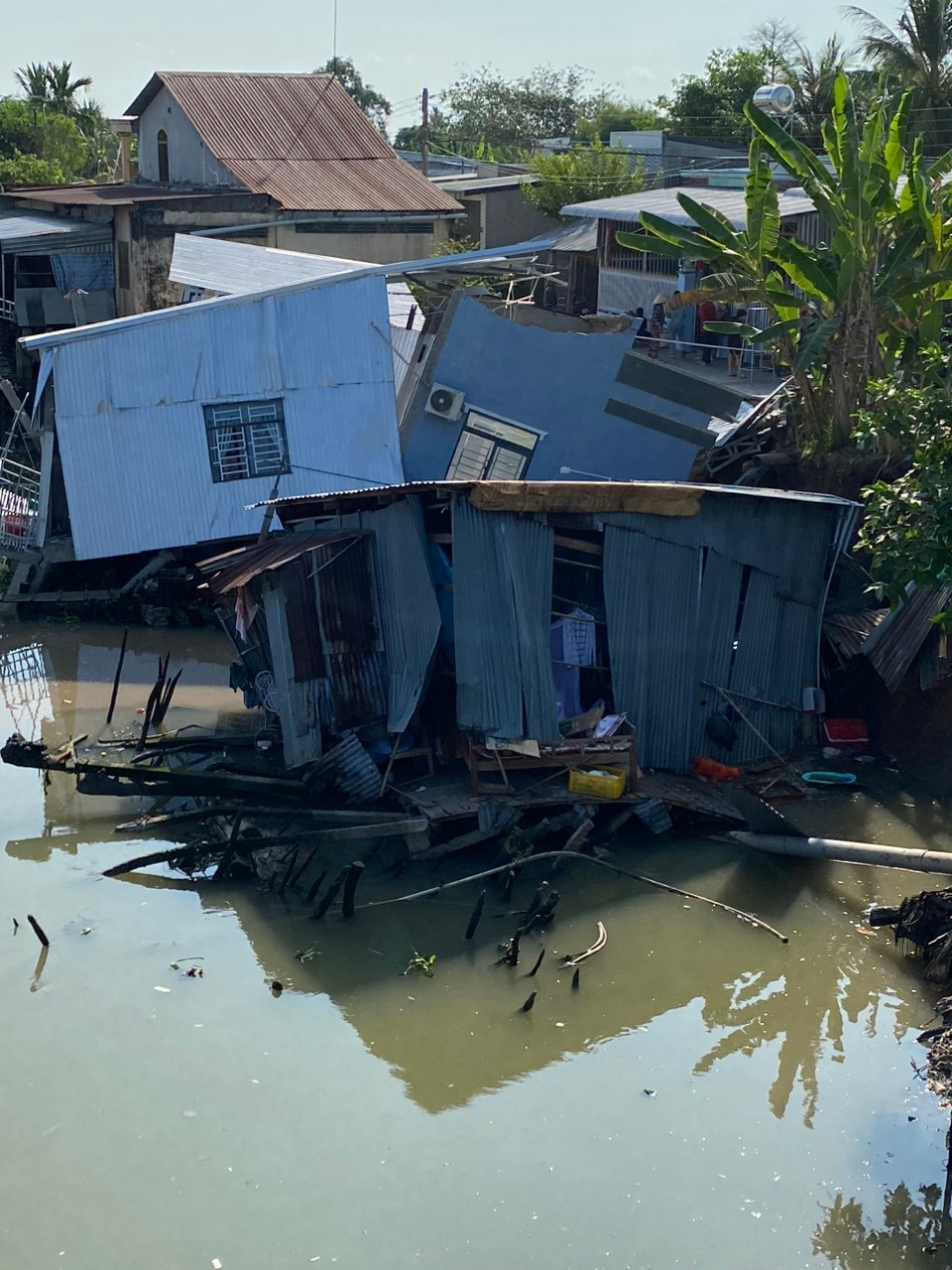 Vụ sạt lở bờ kênh Cần Thơ Bé, phường Thuận Hưng, quận Thốt Nốt.