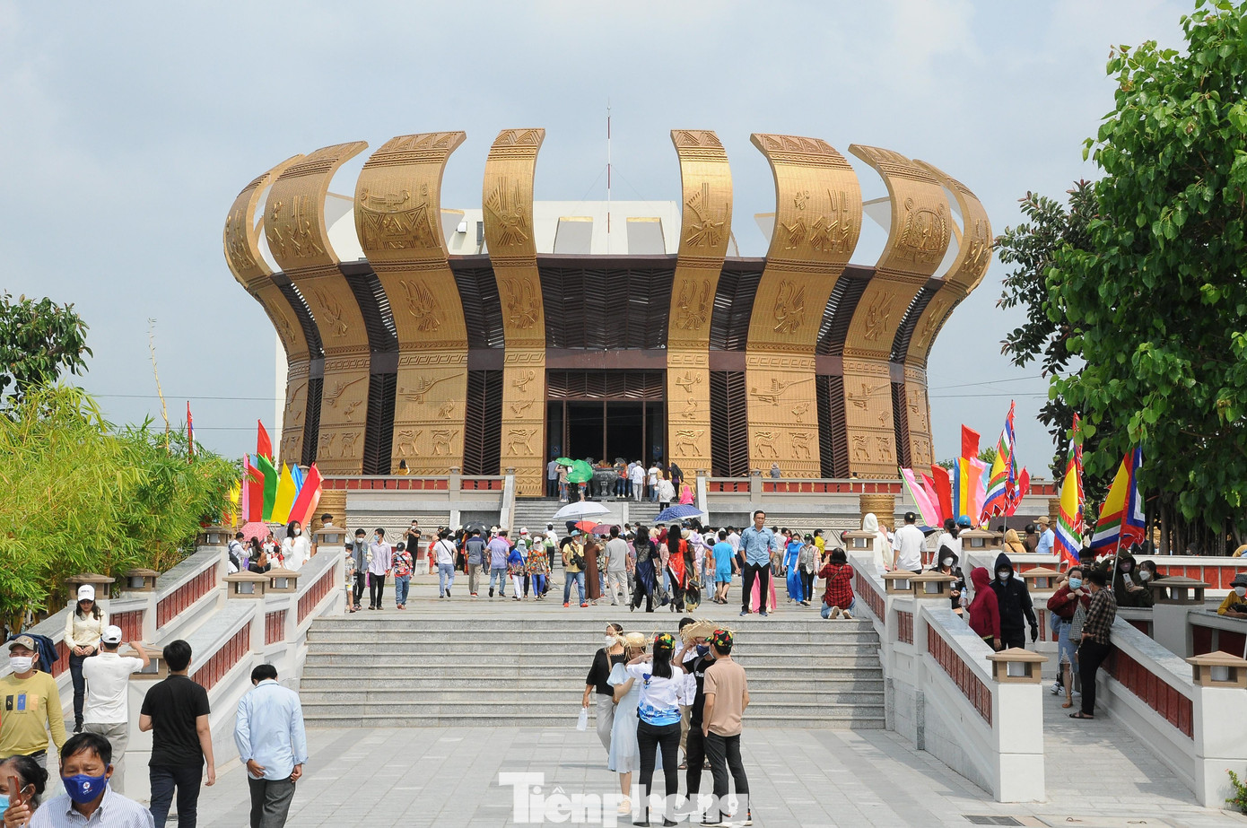 Đền thờ Vua Hùng ở Cần Thơ vừa khánh thành hôm 6/4, tọa lạc cạnh đường Võ Văn Kiệt (nối sân bay Cần Thơ với trung tâm thành phố) thuộc phường Bình Thủy, quận Bình Thủy.