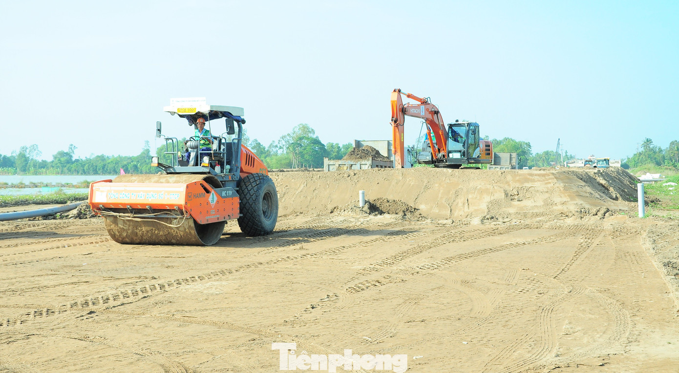 Công trường cao tốc Cần Thơ - Cà Mau đoạn qua Hậu Giang. Ảnh: CK.