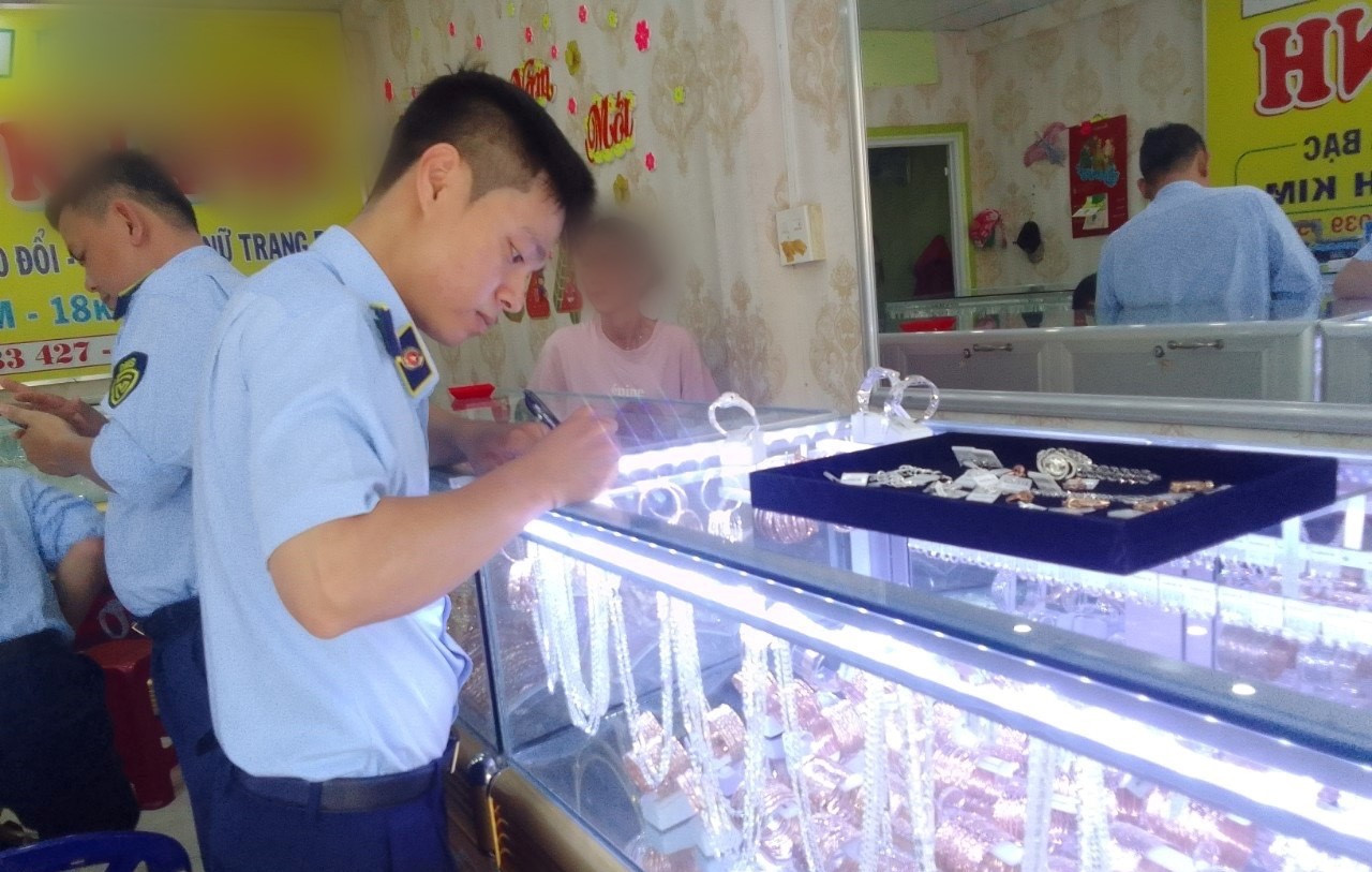 Cơ quan chức năng kiểm tra các cơ sở kinh doanh tại Cần Thơ. Cơ quan chức năng kiểm tra các cơ sở kinh doanh tại Cần Thơ.