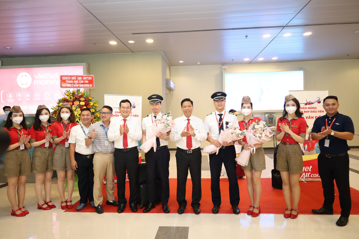 Phó Chủ tịch UBND TP. Cần Thơ Nguyễn Thực Hiện tặng hoa chúc mừng tổ bay. Phó Chủ tịch UBND TP. Cần Thơ Nguyễn Thực Hiện tặng hoa chúc mừng tổ bay.