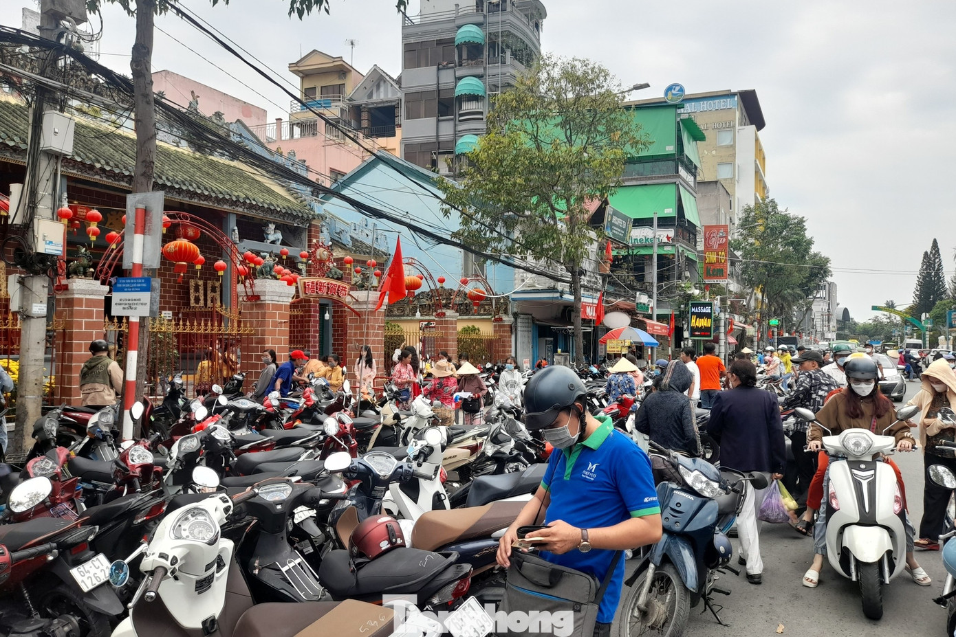 Chùa Ông tại khu vực bến Ninh Kiều, một trong những điểm du lịch thu hút đông đảo người dân và du khách dịp Tết hàng năm.