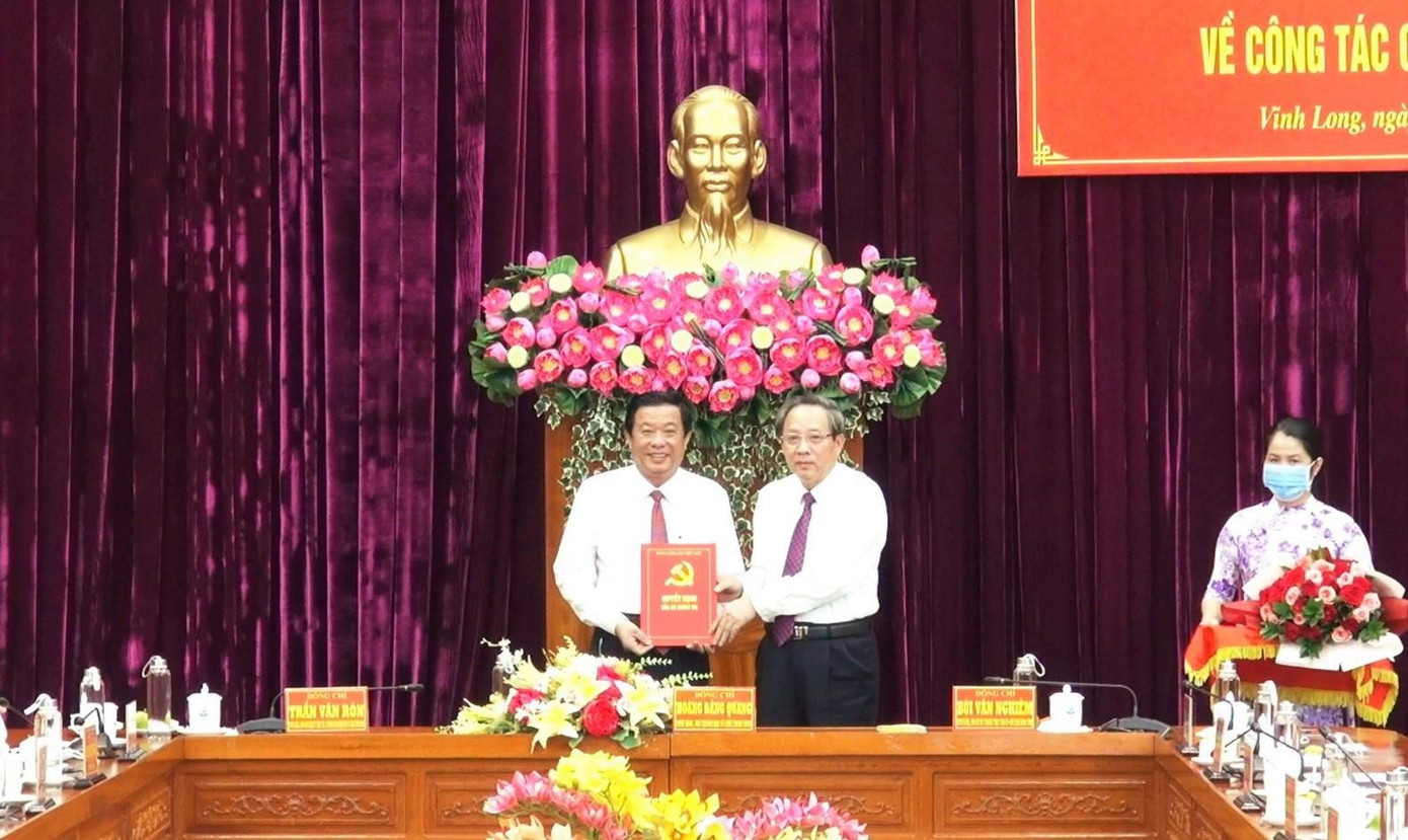 Phó trưởng Ban Tổ chức Trung ương Hoàng Đăng Quang (phải) trao quyết định cho tân Bí thư Tỉnh ủy Vĩnh Long. Phó trưởng Ban Tổ chức Trung ương Hoàng Đăng Quang (phải) trao quyết định cho tân Bí thư Tỉnh ủy Vĩnh Long.