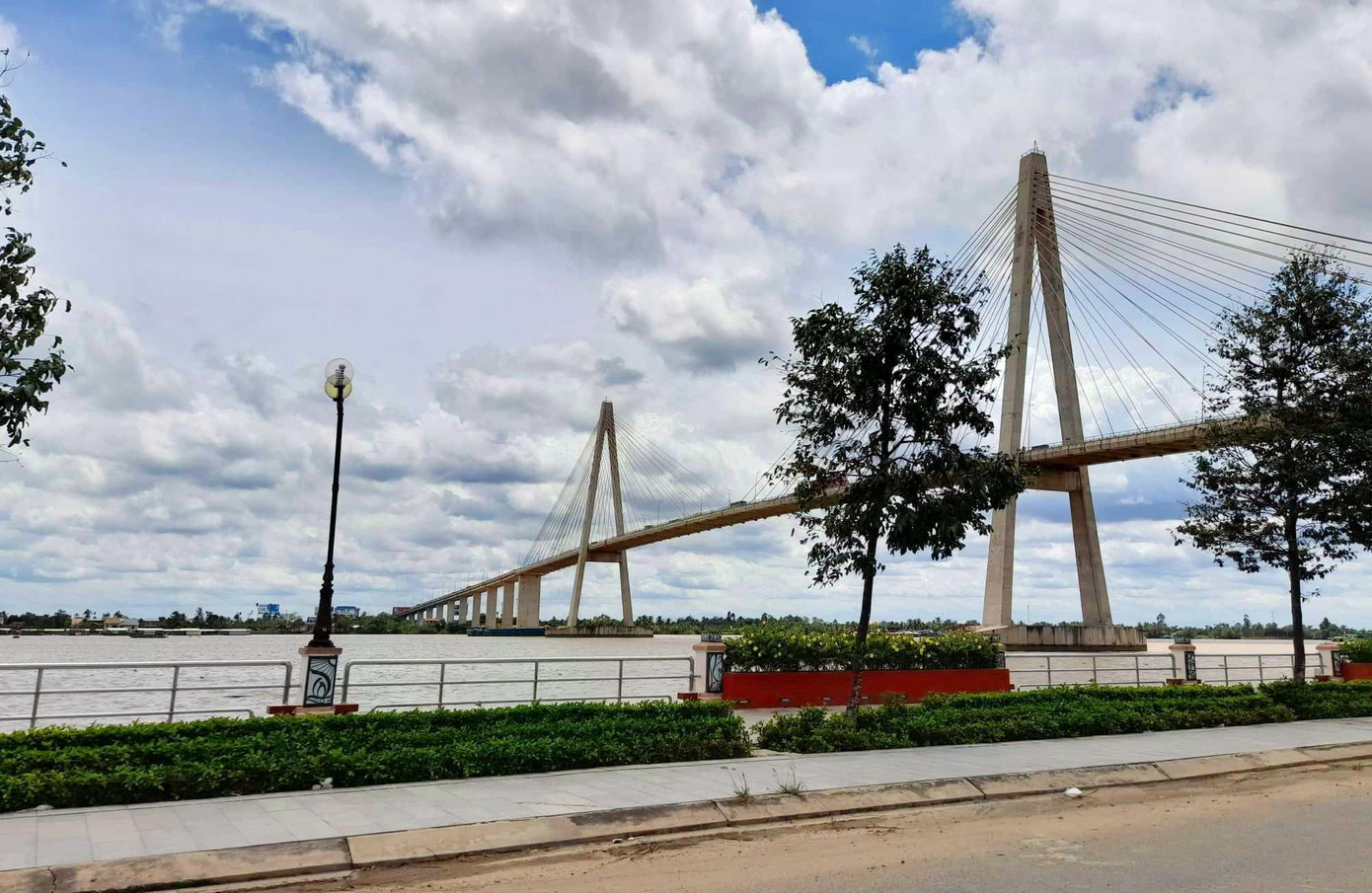 Cầu Rạch Miễu 2 cách cầu Rạch Miễu hiện hữu khoảng 3,8km về phía thượng lưu.