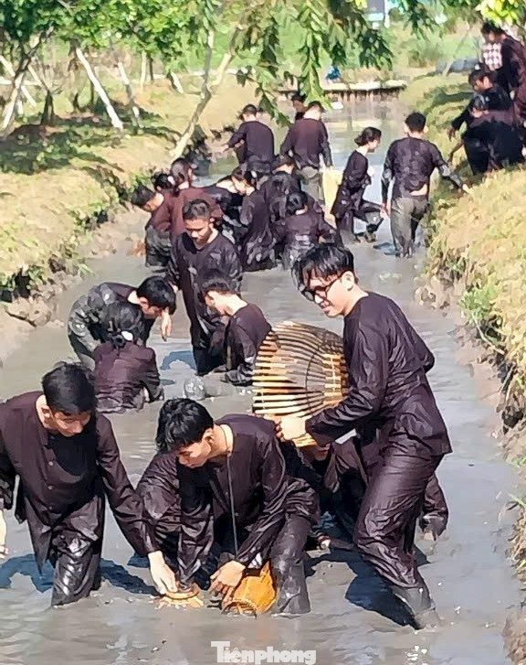 Cùng với tham quan, hòa mình vào cảnh sắc thiên nhiên trong lành, du khách còn được trải nghiệm bắt cá, thưởng thức ẩm thực với những đặc sản tại chỗ. Cùng với tham quan, hòa mình vào cảnh sắc thiên nhiên trong lành, du khách còn được trải nghiệm bắt cá, thưởng thức ẩm thực với những đặc sản tại chỗ.