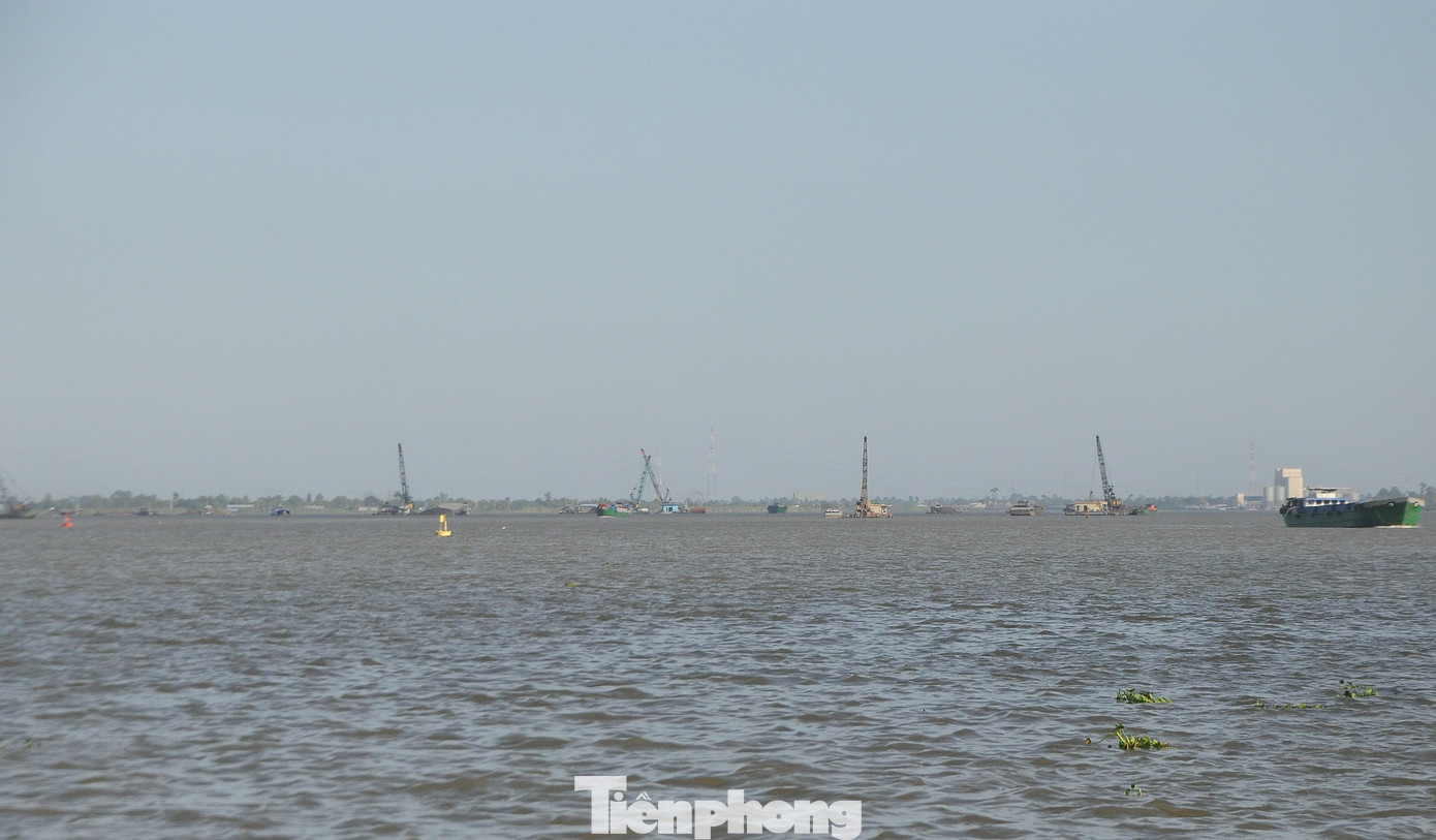 Hoạt động khai thác cát ở ĐBSCL khá nhộn nhịp. Ảnh: CK