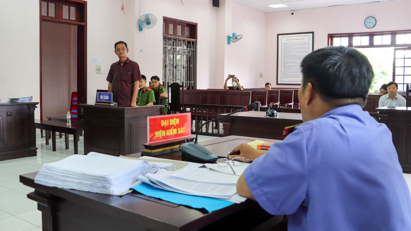 HĐXX tuyên hủy bản án sơ thẩm, điều tra, làm rõ lại vụ án. HĐXX tuyên hủy bản án sơ thẩm, điều tra, làm rõ lại vụ án.