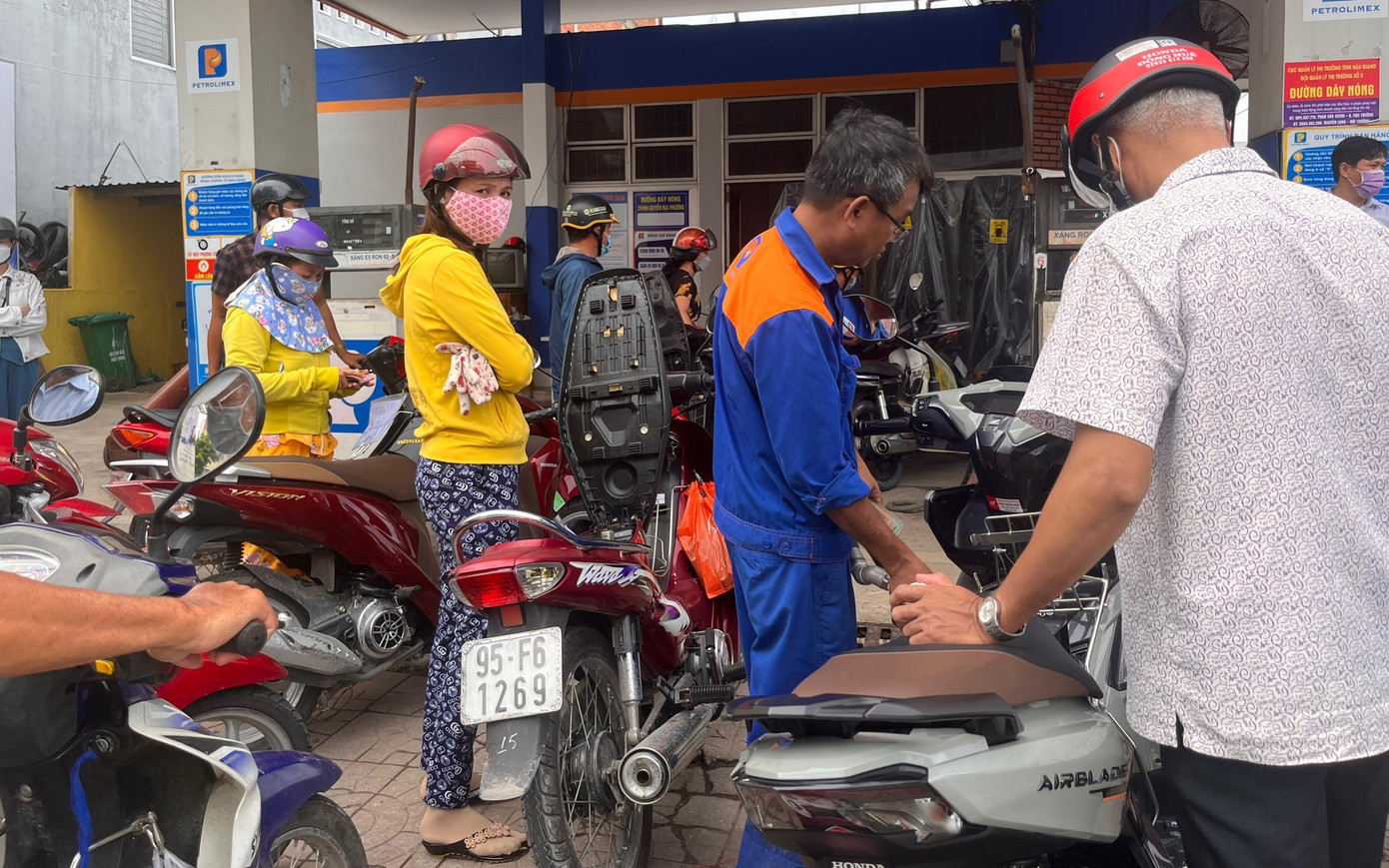 Rất đông người dân đổ xăng tại một cây xăng ở TP Vị Thanh, Hậu Giang. Rất đông người dân đổ xăng tại một cây xăng ở TP Vị Thanh, Hậu Giang.