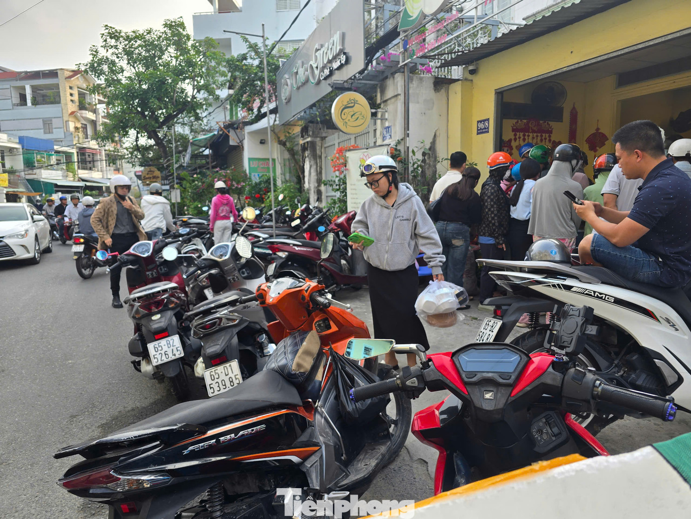 Sáng 7/2 (Mùng 10 tháng Giêng) tại quán bán xôi lá sen ở con hẻm đường Lý Tự Trọng, quận Ninh Kiều, TP. Cần Thơ, khách mua đông đúc hơn nhiều so với ngày thường.