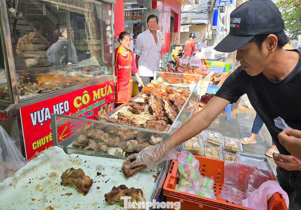 Một tiệm heo quay ở đường Đề Thám, quận Ninh Kiều, TP Cần Thơ nhộn nhịp khách ra vào.