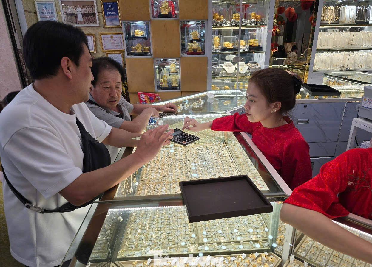 Tại các tiệm vàng ở Cần Thơ trong sáng 7/2 cũng đông đảo người dân mua vàng, đổi tiền ngày vía thần Tài.