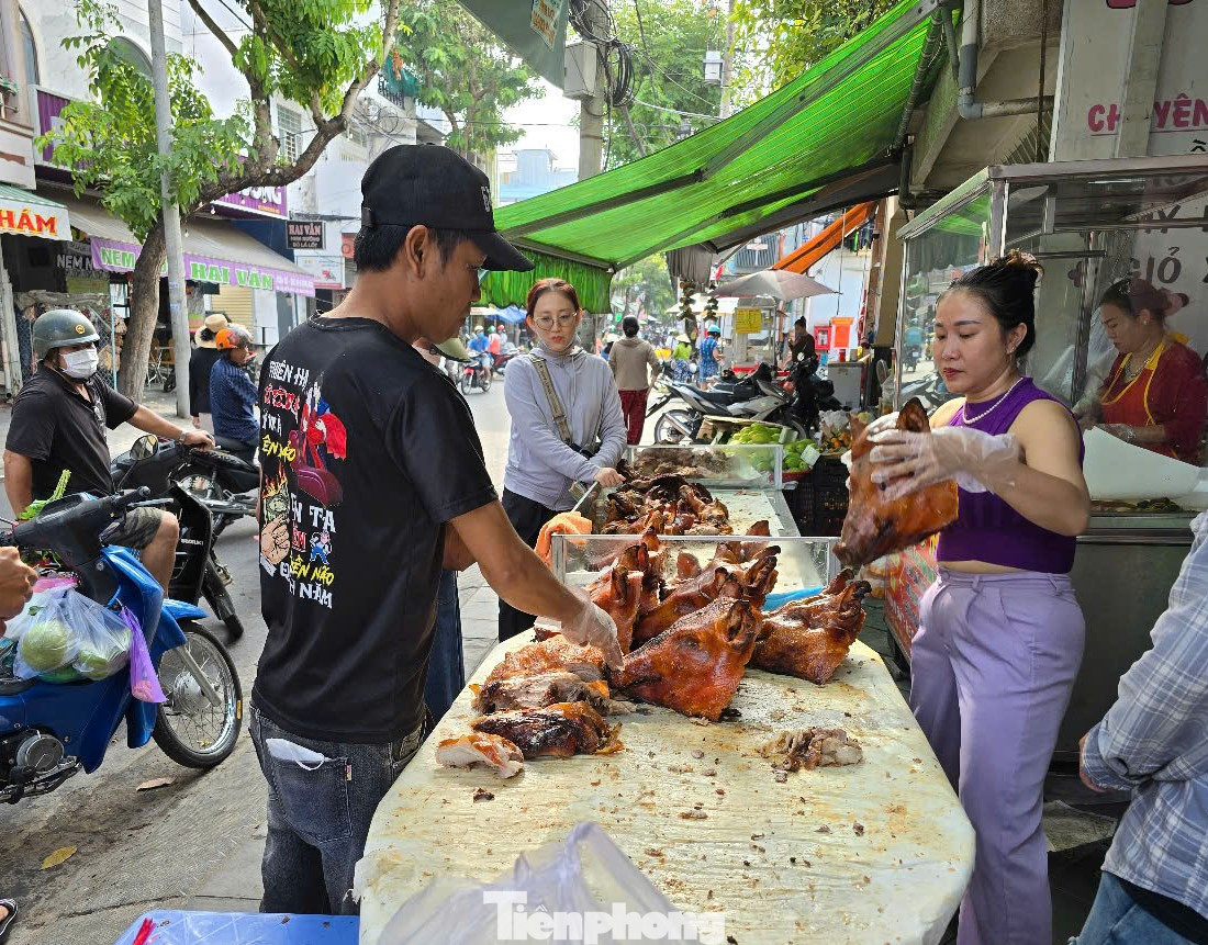 Một tiệm heo quay ở đường Đề Thám, quận Ninh Kiều, TP Cần Thơ nhộn nhịp khách ra vào.