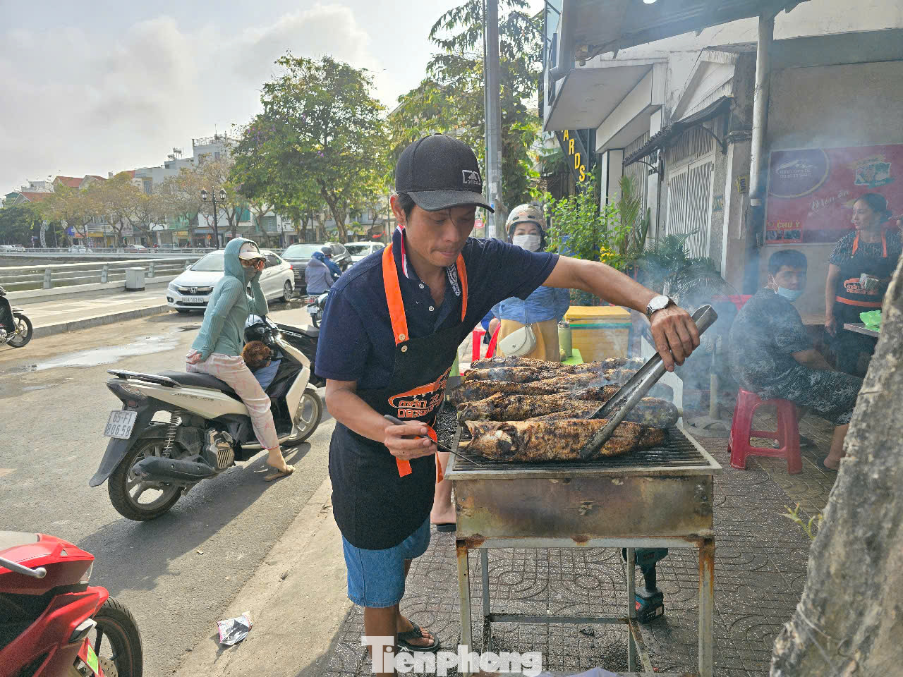 Mặt hàng không thể thiếu trong ngày vía thần Tài là cá lóc nướng (quán cá lóc nướng tại đường Huỳnh Cương, quận Ninh Kiều, TP. Cần Thơ).