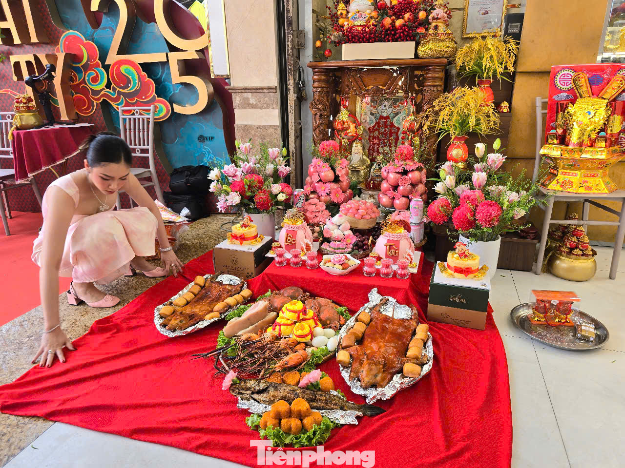 Theo chủ một cơ sở kinh doanh vật liệu xây dựng ở quận Bình Thủy, TP Cần Thơ, năm nào vào ngày này ông cũng cúng thần Tài, mâm lễ bày đủ hoa quả, bánh, vàng mã, bộ tam sên (thịt heo, tôm, trứng).