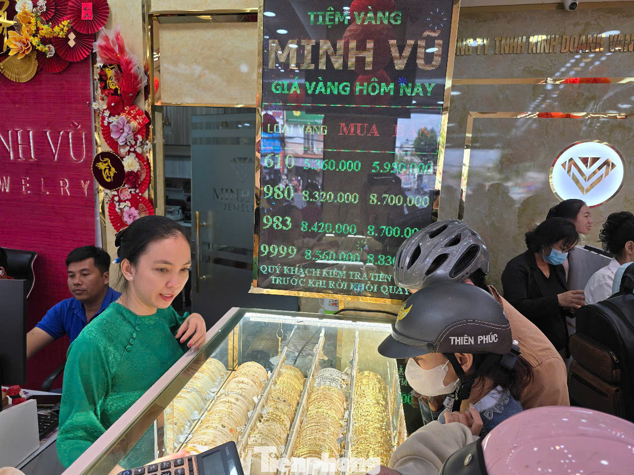 Cũng theo chủ tiệm vàng, điểm khá khác biệt năm nay là giá vàng ngày vía thần Tài giảm so với những ngày trước đó, trong khi mọi năm thì ngược lại, dù giá vàng vẫn duy trì mức cao.