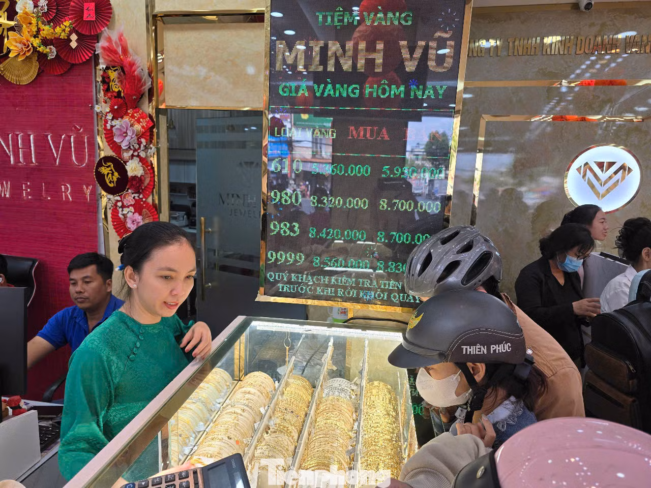 Cũng theo chủ tiệm vàng, điểm khá khác biệt năm nay là giá vàng ngày vía thần Tài giảm so với những ngày trước đó, trong khi mọi năm thì ngược lại, dù giá vàng vẫn duy trì mức cao.