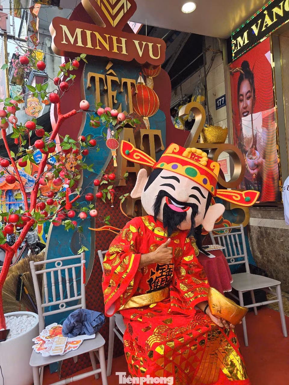 Còn theo đại diện quản trị một ngôi chùa ở quận Cái Răng, TP Cần Thơ, với người gốc Hoa, hầu như không ai cúng cá lóc nướng trong ngày vía thần Tài. Một người chuyên nghiên cứu văn hóa Nam Bộ ở Sóc Trăng cũng cho rằng tín ngưỡng thờ cúng thần Tài khi du nhập vào Nam Bộ cũng được các “lưu dân” vận dụng cho phù hợp với thực tiễn. Ở Nam Bộ, cá lóc rất gần gũi, phổ biến và có giá trị thiên nhiên ban tặng nên dâng cúng thần linh.