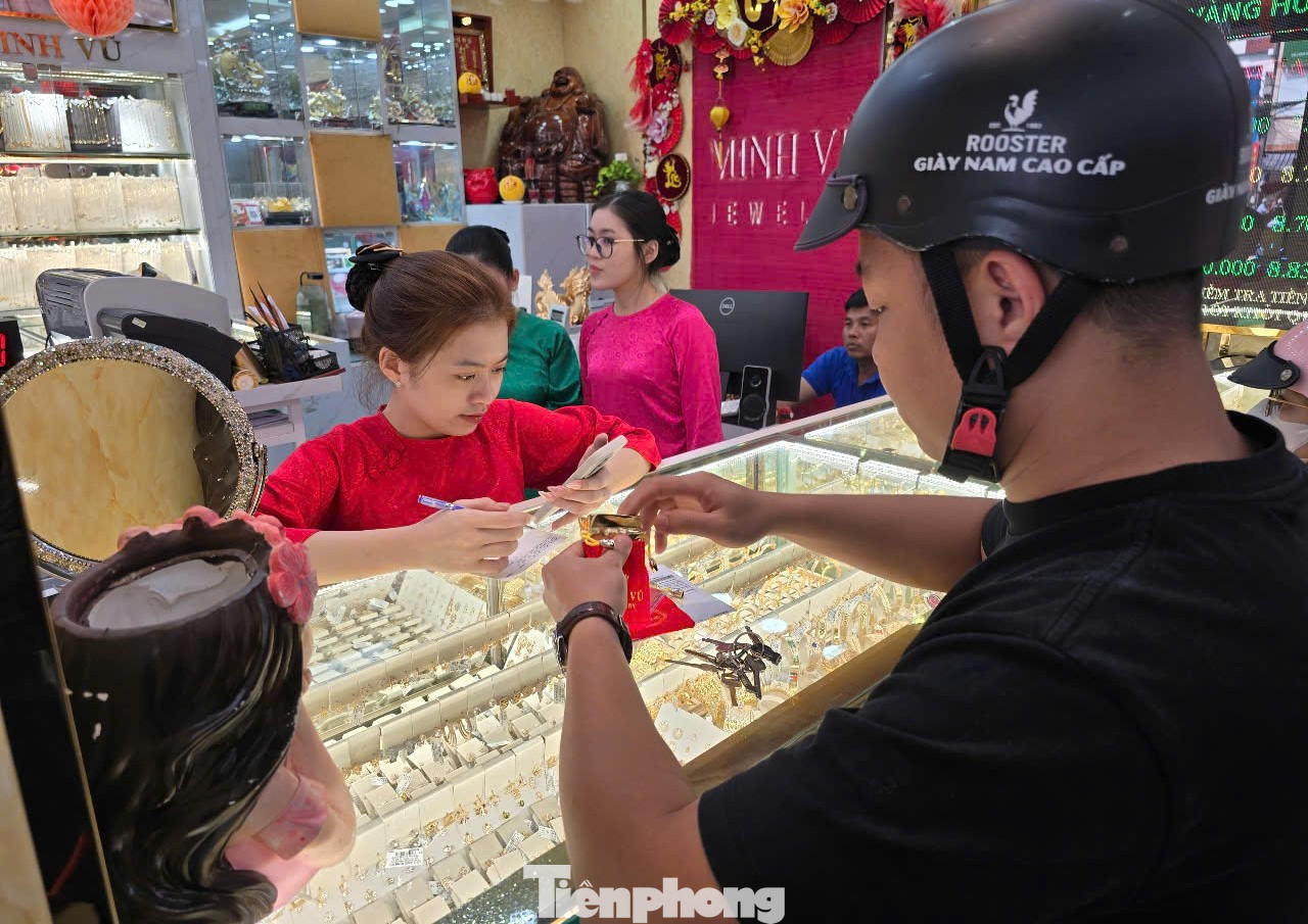 Chủ tiệm vàng Minh Vũ (quận Ninh Kiều, TP Cần Thơ) cho biết, năm nay lượng khách mua vàng ngày vía thần Tài cũng tương đương năm ngoái, tuy nhiên phân khúc rẻ (một vài chỉ) được nhiều người lựa chọn hơn do giá vàng tăng quá cao và kinh tế người dân cũng khó khăn.