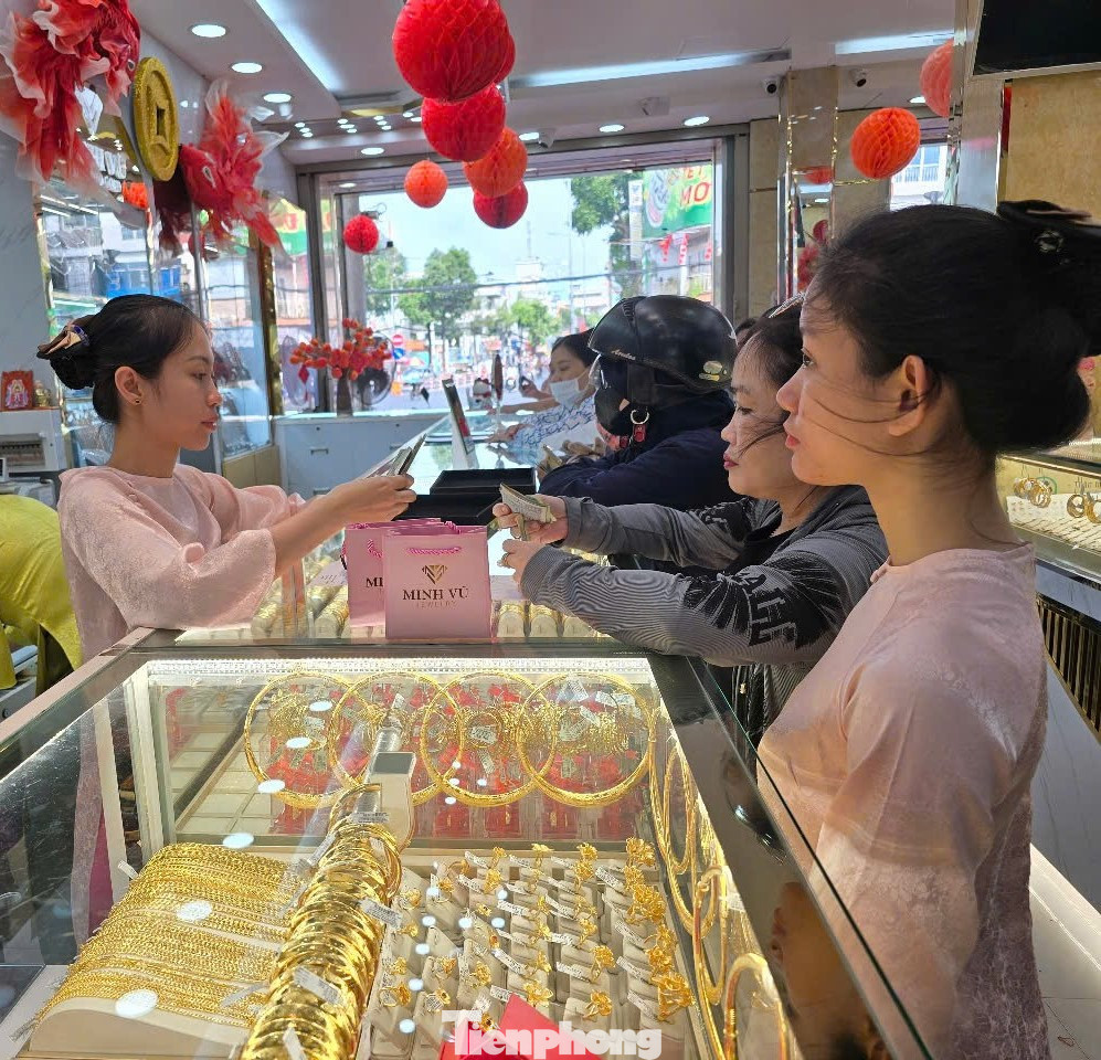 Giá vàng nhẫn tròn trơn trong ngày vía Thần Tài được các cửa hàng vàng tại Cần Thơ bán ra quanh mốc 90 triệu đồng/lượng.