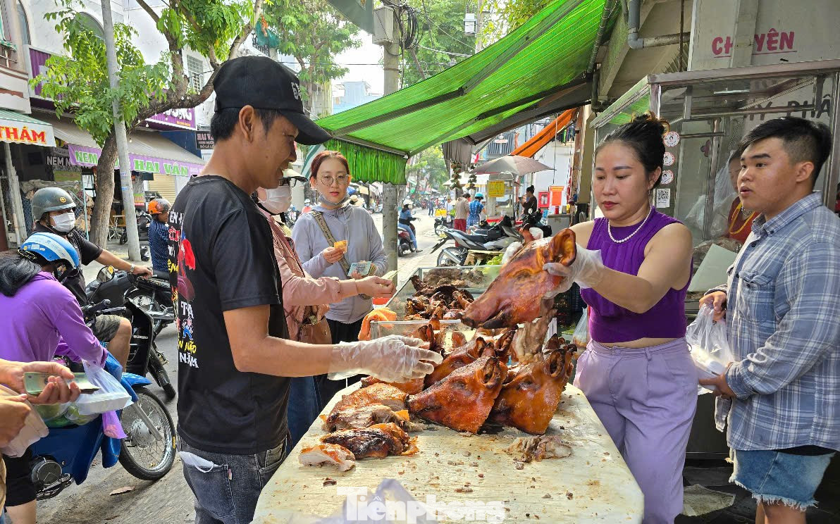 Bên cạnh cá lóc nướng, xôi lá sen, heo quay là món hút hàng trong ngày mùng 10 tháng Giêng.