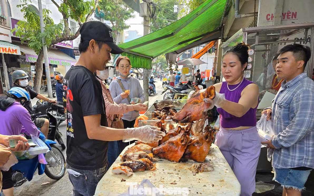 Bên cạnh cá lóc nướng, xôi lá sen, heo quay là món hút hàng trong ngày mùng 10 tháng Giêng.