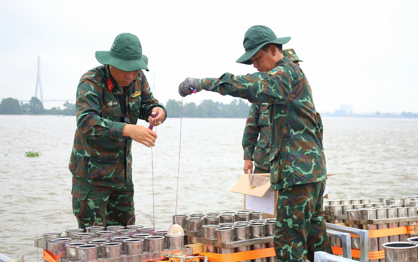 1.000 quả pháo hoa với nhiều chủng loại, màu sắc được tập kết vào vị trí.