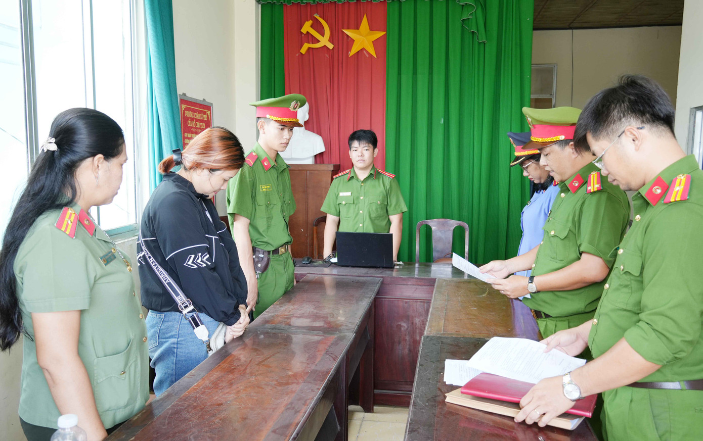 Công an tỉnh Hậu Giang tống đạt quyết định bắt một đối tượng lừa đảo chiếm đoạt tài sản liên quan đến xuất khẩu lao động hồi tháng 8/2024.